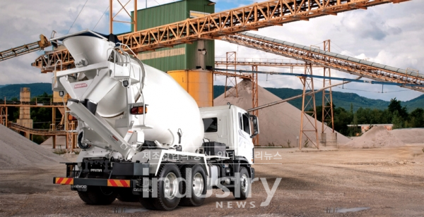 국토부가 올해 8월부터 2년간 덤프트럭 등 사업용 건설기계 3종의 신규 등록을 제한하는 수급계획안을 심의·의결했다. [사진=타타대우]