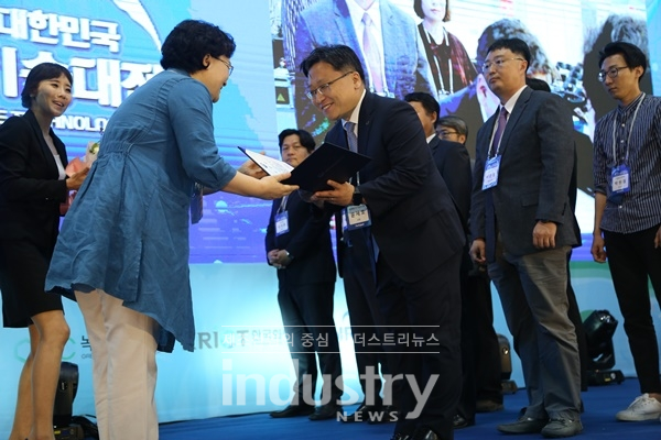 한국에너지기술연구원 윤재호 박사가 과학기술정보통신부 장관상을 수상하고 있다. [사진=한국에너지기술연구원]