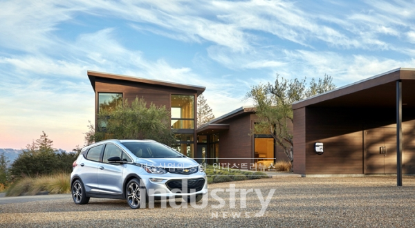 '쉐보레 볼트 EV' 전기차의 부품가격이 대폭 인하됐다. [사진=한국GM]