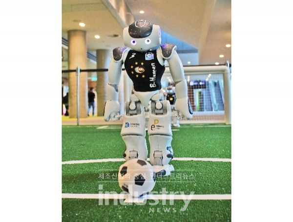 세계 챔피언컵 파이널에서 2:1로 우승한 B-Human 로봇 [사진=이구스]