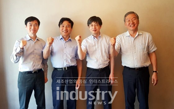 제넥신과 툴젠의 핵심 경영진이 7월 19일 합병을 결정한 뒤 기념촬영을 하고 있다. (사진 왼쪽부터) 제넥신 서유석 대표, 제넥신 성영철 설립자, 툴젠 김진수 설립자, 툴젠 김종문 대표. [사진=제넥신]