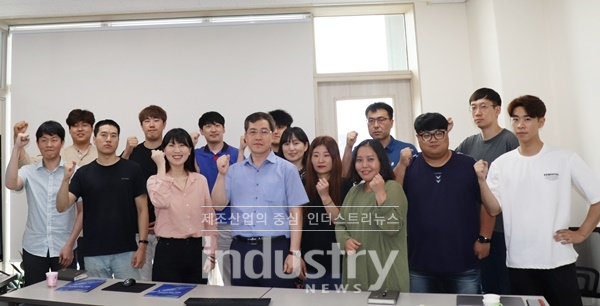 이노팀스 도기철 대표와 임직원들이 사진 촬영을 하고 있다. [사진=인더스트리뉴스]