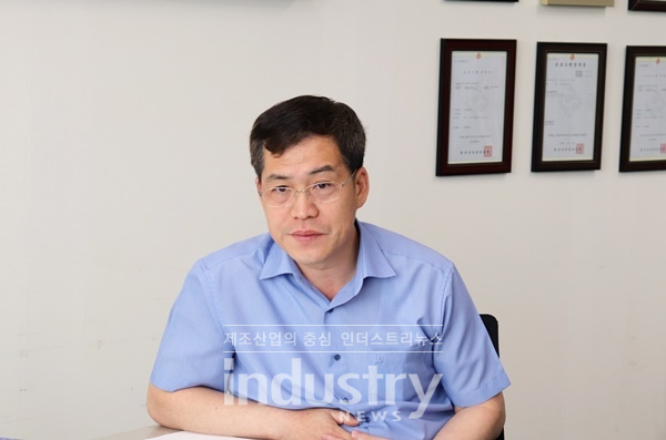 본지와 인터뷰 중인 이노팀스 도기철 대표 [사진=인더스트리뉴스]