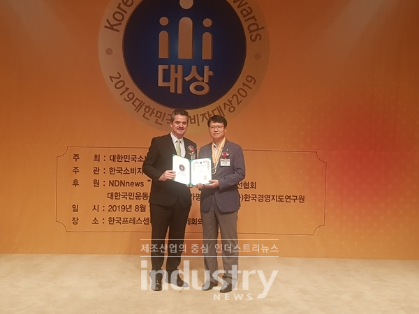 한화큐셀이 대한민국소비자대상에서 2년 연속 수상의 영예를 안았다. [사진=한화큐셀]