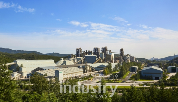 일본산 석탄재를 수입해 사용하고 있는 것으로 알려진 한라시멘트의 옥계공장 전경 [사진=한라시멘트]