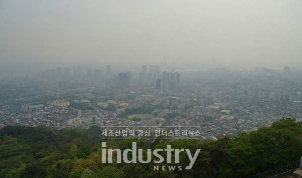 미세먼지에 휩싸인 서울시 전경 [사진=dreamstime]