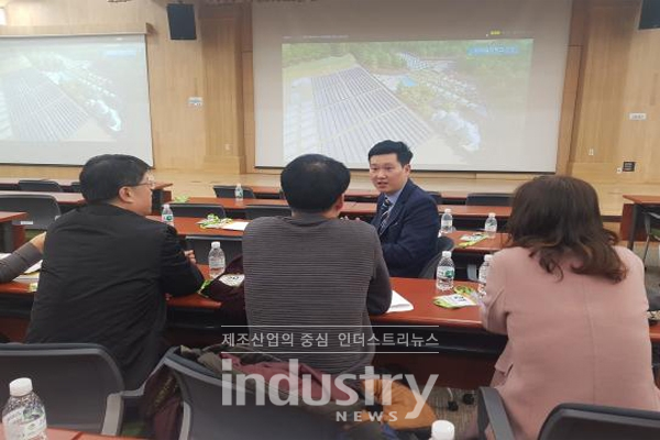 한국미래그룹은 ‘곤충사육사 태양광 발전소 임대’ 설명회 후 참석자들에게 상담을 진행했다. [사진=한국미래그룹]