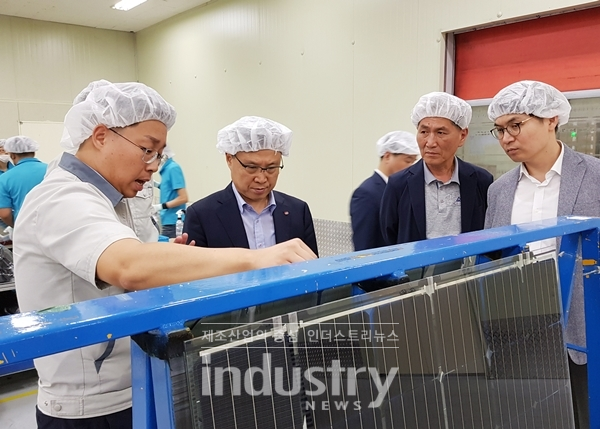 한국동서발전 표영준 사업본부장(왼쪽에서 2번째)이 에스에너지의 태양광 설비에 대한 설명을 듣고 있다. [사진=한국동서발전]