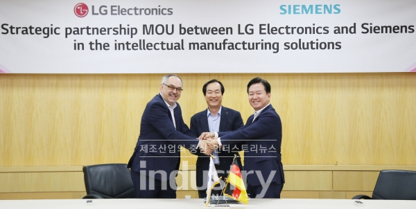 LG전자 소재/생산기술원장 홍순국 사장(가운데), ‘지멘스 디지털 인더스트리’ 디터 슈레터러(Dieter Schletterer) 대표(맨왼쪽), ‘지멘스 디지털 인더스트리 SW 코리아’ 오병준 대표(맨오른쪽)가 MOU 체결후 손을 맞잡고 있다.  [사진=LG전자]
