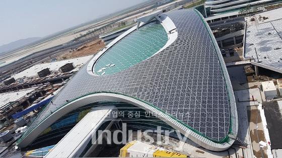 BIPV 시스템이 적용된 제2여객터미널 제2교통센터 시공현장 전경 [사진=이건창호]