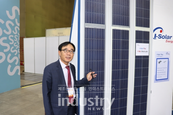 아이솔라에너지 오태항 상무는 아이블라인드를 통해 기존에 설치가 어려웠던 장소에도 간편하게 태양광발전 시설 설치가 가능해졌다고 말한다. [사진=인더스트리뉴스]