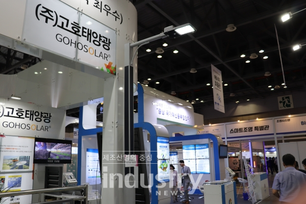 고호태양광은 태양광 모듈이 따로 설치된 모델이 아닌 가로등 일체형을 제작, 바람 등 자연현상에 의해 발생하는 위험상황을 차단했다. [사진=인더스트리뉴스]