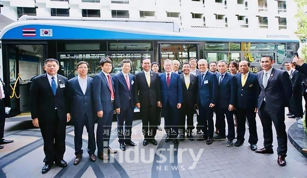 문재인 대통령과 쁘라윳 짠오차 태국 총리가 9월 2일 방콕 인터컨티넨탈호텔에서 열린 한-태국 비즈니스 포럼을 마친 후 에디슨모터스의 태국형 e-FIBIRD 전기버스 앞에서 기념사진을 찍고 있다. 사진 첫줄 왼쪽 네 번째부터 에디슨모터스 강영권 대표, 태국 쁘라윳 짠오차 총리, 문재인 대통령 [사진=에디슨모터스]