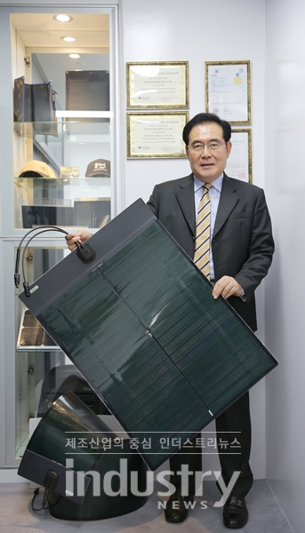 제이와이테크솔라 설희천 대표는 다양한 분야에서 CIGS 플렉시블 박막필름 태양광 모듈이 보급될 수 있도록 노력하겠다고 밝혔다. [사진=제이와이테크솔라]