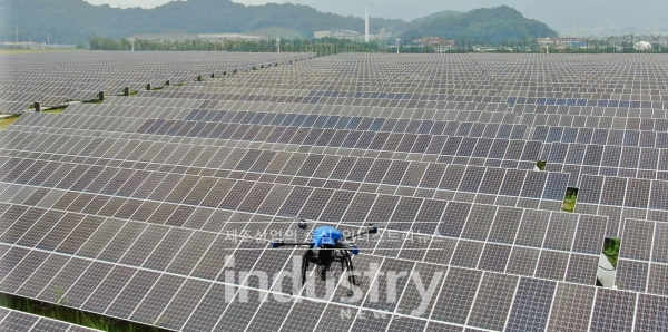 FLIR Duo Pro R 모듈을 장착한 드론이 한국남동발전 삼천포발전본부 제1회처리장 태양광 발전소 시설물 검사를 위해 비행하고 있다. [사진=플리어]