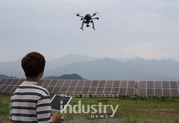 작업자가 FLIR Duo Pro R 모듈을 장착한 드론으로 한국남동발전 태양광 발전소 시설물을 검사 중이다. [사진=플리어]