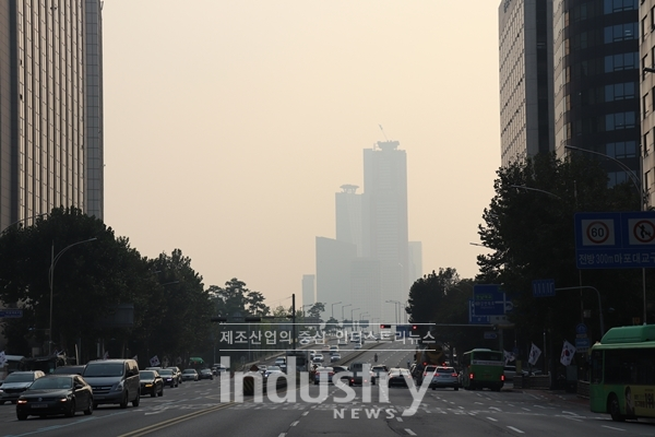 2019년 9월 서울시 마포대교 부근 하늘. 미세먼지년 9월 서울시 마포대교 부근 하늘. 미세먼지로 인해 건너편 여의도가 잘 보이지 않는다. [사진=인더스트리뉴스]