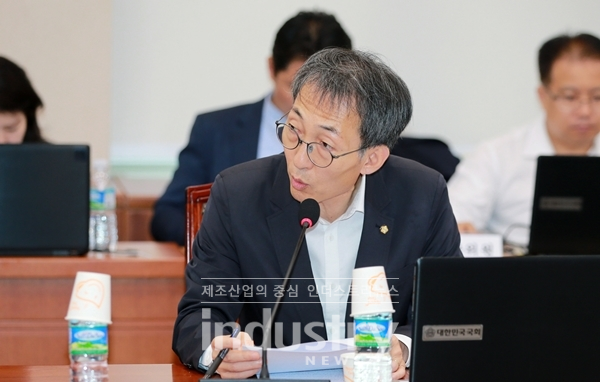 더불어민주당 이훈 의원이 ESS 민관합동사고조사위원회의 결과 발표가 미흡했다고 말했다. [사진=산업부]