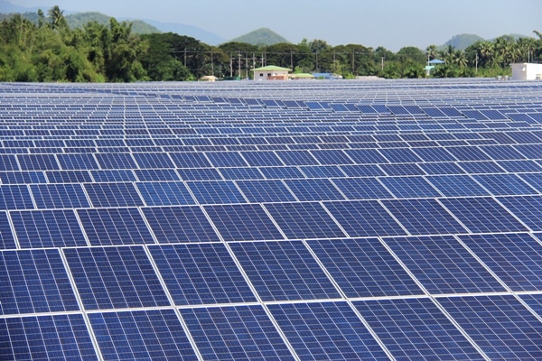 태양광 REC 자체계약시장이 대규모사업자에 편중돼 있어 소규모사업자들의 피해가 우려된다는 지적이 나왔다. [사진=dreamstime]