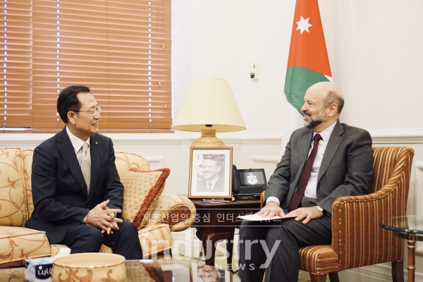 10월 14일 한전 김종갑 사장과 요르단 오마르 알 라자즈 총리는 면담을 통해 신재생 및 송배전 등 요르단 전력산업 전반에 걸쳐 상호 협력을 확대해 나가기로 협의했다. [사진=한국전력]