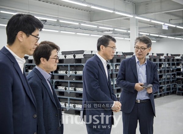 한국수출입은행 은성수 행장(사진 오른쪽 두번째)이 혁신성장 기업을 방문해 현장의 목소리를 직접 듣고 있다. [사진=수출입은행]