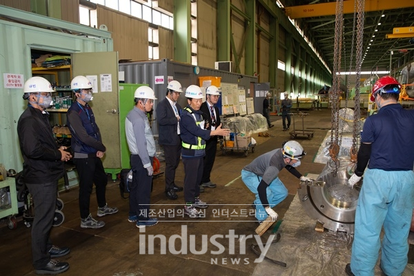 한국서부발전의 실무자들이 신규 강소기업 관계자들에게 태안 3호기 설비에 관해 설명하고 있다.