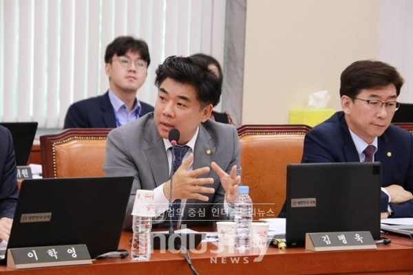 더불어민주당 김병욱 의원이 국정감사를 통해 DLF 상품 판매에 대한 금융권의 안일함을 지적했다. [사진=김병욱의원실]