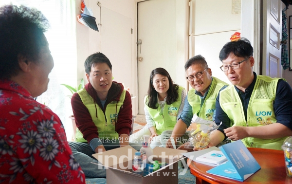 라이온코리아 임직원들이 인천지역 독거 어르신의 가정을 방문해 미세먼지로부터 건강을 지킬 수 있는 생활습관에 대한 안내를 하고 있다. [사진=라이온코리아]