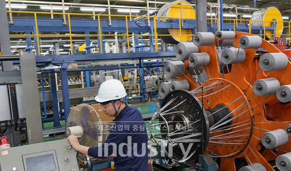 G&P 세종 사업장에서 직원들이 선박용 케이블을 생산하고 있다. [사진=LS전선]