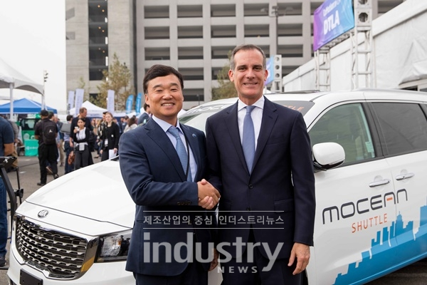 현대차 윤경림 오픈이노베이션 전략사업부장(부사장)과 에릭 가세티(Eric Garcetti) LA 시장이 악수를 하고 있다. [사진=현대차그룹]