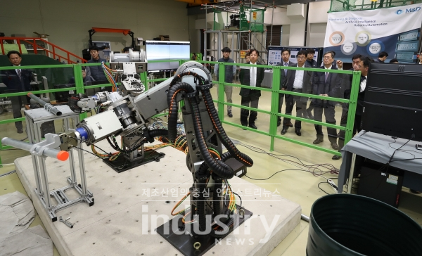 한수원이 국산화에 나선 방화댐퍼 시험 시 이용하는 로봇팔 [사진=한국수력원자력]