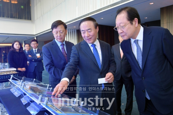 ‘2019년 삼성SDI 동반성장DAY’에서 삼성SDI 전영현 사장(가운데)이 동반성장위원회 권기홍 위원장(오른쪽)에게 협력회사가 전시한 배터리 부품들을 설명하고 있다. [사진=삼성SDI]