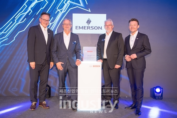 글로벌 사업 서비스 및 물류 담당 상임 부사장과 Robert Bosch GmbH 기업 공급망 안드레아스 리터(Andreas Reutter) 관리책임자 겸임, 에머슨 기계 자동화 마케팅 피터 샤프(Peter Saffe) 담당 부사장, 에머슨 디이터 미할코프스키(Dieter Michalkowski) 글로벌 고객 관리자, Robert Bosch GmbH 간접 기계 구매, 기계 수리 운영 및 시설 관리 서비스 담당 야로슬라브 모라벡(Jaroslav Moravek) 선임 부사장은 탁월한 성과로 Bosch 글로벌 공급업체상을 수여했다. [사진=에머슨]