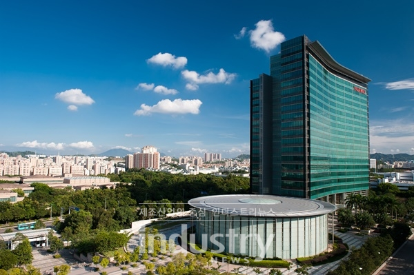 1987년에 설립된 화웨이의 핵심거점인 선전 캠퍼스는 2012년 준공돼 총 11개 존으로 구성돼 있으며, 약 4만여명의 직원이 근무하고 있다. [사진=화웨이]