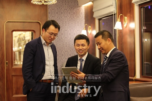 화웨이 태양광 인버터 비즈니스를 리드하고 있는 임원진들이 한자리에 모였다. 사진 왼쪽부터 한국화웨이 탕밍황 부서장, 화웨이 앨런 리 부사장, 제프 얀 이사 [사진=인더스트리뉴스]