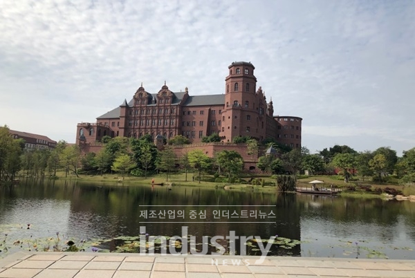 유럽을 옮긴 듯한 화웨이의 R&D 핵심기지인 옥스혼(Ox Horn) 캠퍼스는 유럽의 유명지역 이름을 딴 12개의 블록으로 구성해 스위스 산악열차 스타일의 전동 트램으로 이동한다. 이곳에는 최대 3만여명이 근무하며, 이 중 2만5천명이 R&D 인력이다. [사진=인더스트리뉴스]