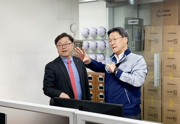 한국동서발전 박일준 사장(왼쪽)이 현장을 돌아보며 이투에스 최우식 대표(오른쪽)의 설명을 듣고 있다. [사진=한국동서발전]