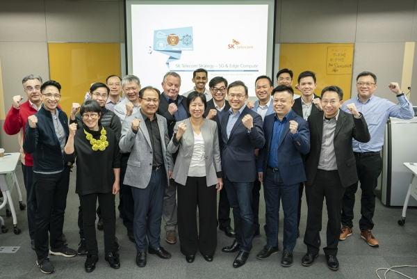 앞줄 왼쪽부터 토마스 황(Thomas Huang) 타이완모바일 디지털 담당, 마리아 리(Maria Lee) HKT 이동통신 담당 임원, 하민용 SK텔레콤 경영기획2그룹장, 옹 걱 취(One Geok Chwee) 브리지얼라이언스 CEO, 이강원 SK텔레콤 클라우드랩스장, 루이스 라이(Louis Lai) 싱텔 임원, 찬 인 친(Chan Yeen Chin) 싱텔 임원 [사진=SK텔레콤]