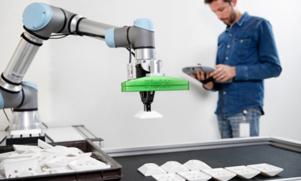 Pick-it 3D 비전의 모습. 초록색의 장비가 로봇의 눈 역할을 한다. [사진=아미쿠스]