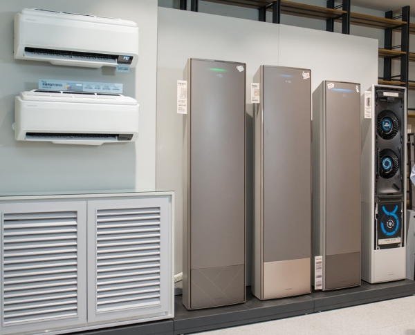 2020년형 ‘무풍에어컨’의 벽걸이형과 스탠드형의 모습 [사진=삼성전자]