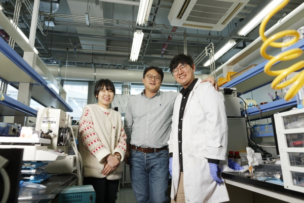 (좌측부터) 최유리 연구조교수, 류정기 교수, 오현명 연구원 [사진=유니스트]