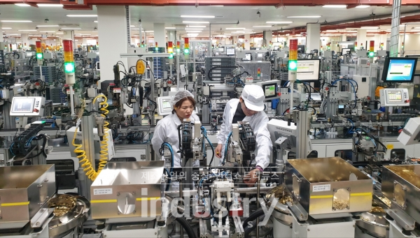 LS산전은 대·중소기업·농어업협력재단과 ‘대중소 상생형 스마트공장 구축지원을 위한 상생협력기금 출연협약’ 체결식을 진행했다. 사진은 LS산전 관계자가 청주 스마트공장 생산라인을 점검하고 있는 모습 [사진=LS산전]