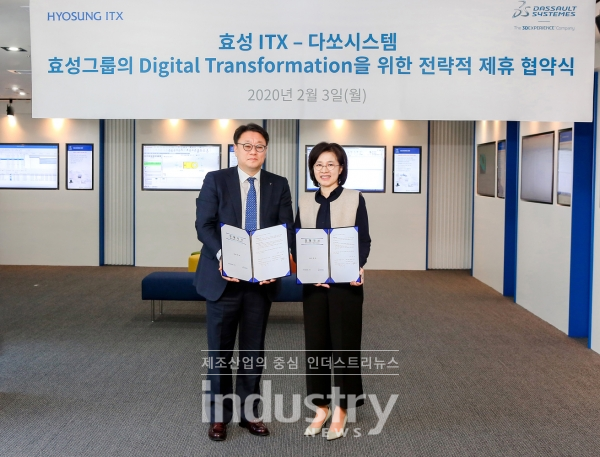 효성ITX가 서울 강남구에 소재한 다쏘시스템 본사에서 다쏘시스템과  ‘전략적 제휴 협약식’을 체결했다. 다쏘시스템 프로페셔날 솔루션즈 사업본부 김화정 본부장(왼쪽)과 효성ITX 스마트팩토리 사업부문 탁정미 상무(오른쪽) [사진=효성]
