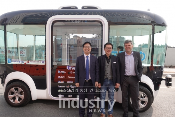 경기도가 자체 제작한 자율주행 레벨4 수준의 자율주행차 ‘제로셔틀’을 시승한 뒤(왼쪽부터) 경기도 김규식 경제기획관, 김재환 자율주행센터장, 보쉬그룹 미하엘 볼레 부회장이 기념사진을 촬영하고 있다. [사진=경기도]