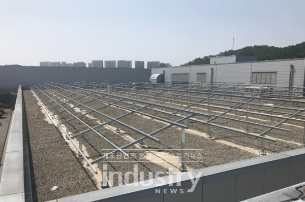 아모레 오산공장 옥상에 쏠라렉스가 공급 중인 태양광 구조물로 구축한 지붕형태양광 전경 [사진=쏠라렉스]