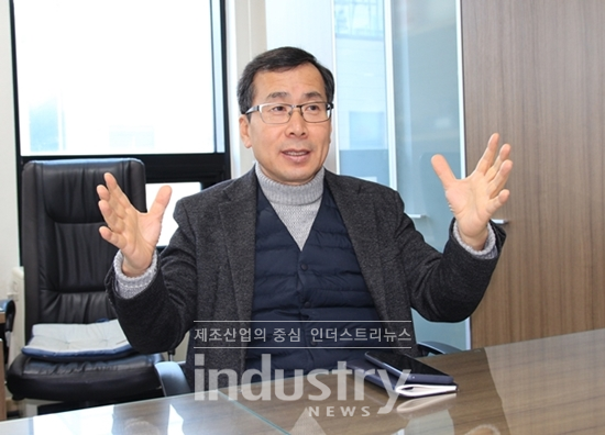 이동재 대표는 “삼덕스틸은 포스맥과 아연도 도금용 강재 등 철강재를 이용한 모든 구조물과 포밍을 원스톱으로 생산, 납품, 설치 가능해 원가 경쟁력과 가장 빠른 납기를 실현하고 있다”고 설명했다. [사진=인더스트리뉴스]