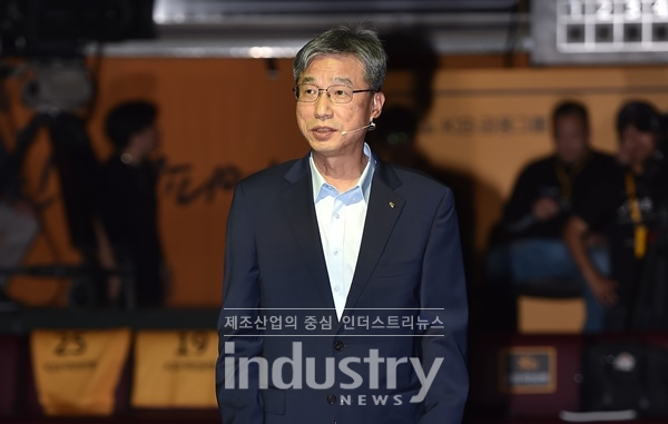 KB국민은행이 혁신산업을 육성하기 위해 기술보증기금과 힘을 합쳤다. 사진은 KB국민은행 허인 은행장 [사진=WKBL]