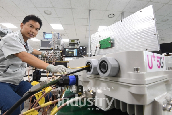 LG유플러스가 코로나19 확산에 따른 국가적 위기 극복을 위한 정부 정책에 적극 동참하고 통신사업자로서 사회적 책임을 다하기 위해 850억원 규모의 지원책을 마련해 긴급 시행한다. 사진은 LG유플러스 ‘동반성장보드’ 멤버인 삼지전자 직원이 5G 인빌딩 중계기를 테스트하고 있는 모습. [사진=LG유플러스]