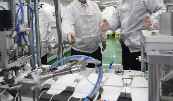 국내 마스크 생산공장의 모습 [사진=기획재정부]