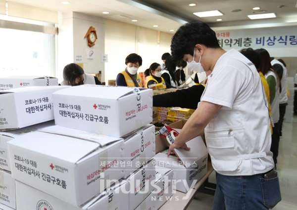 대한적십자사 관계자가 코로나19 관련 구호품을 제작하고 있다. [사진=대한적십자사]